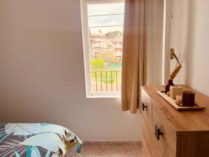 a bedroom with a bed and a window at Apartament al centre ideal parelles a Platja d'Aro in Platja  d'Aro +7 photos