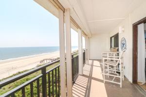 einen Balkon mit Blick auf den Strand in der Unterkunft Windjammer 404 in St. Augustine