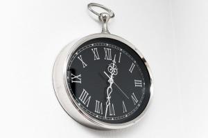 une montre de poche argentée avec un visage d'horloge. dans l'établissement Ferienhaus Strandidylle, à Carolinensiel
