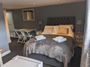 1 dormitorio con 1 cama grande y 2 toallas. en Bawtrys, en Bawtry