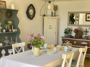 Blye的住宿－Le Ronsard，用餐室,配有鲜花桌