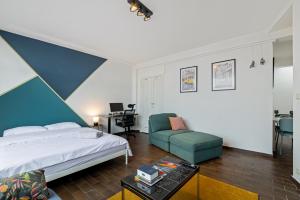 1 dormitorio con cama, silla y escritorio en Cozy Antwerp - Cityview Studio FREE PARKING en Amberes