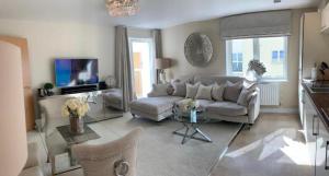 uma sala de estar com um sofá e uma mesa em Cardiff luxury apartments em Cardiff