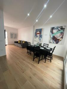 salon ze stołem, krzesłami i kanapą w obiekcie UIM Mediterraneo CASA Sepulveda Wifi w mieście Puerto de Sagunto