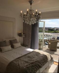 カーディフにあるCardiff luxury apartmentsの大きなベッドとシャンデリアのある寝室