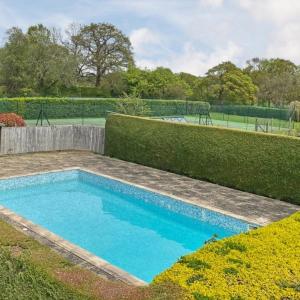 Бассейн в 6 Bed Countryside Mansion With Tennis Court & Swimming Pool with Parking или поблизости