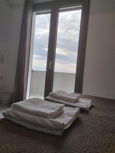 dwa materace siedzące na łóżku przed oknem w obiekcie Panorama w Elafonisi