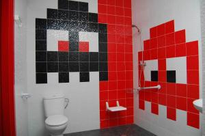 Łazienka z czerwoną i czarną ścianą w obiekcie Botxo Gallery - Youth Hostel Bilbao w mieście Bilbao +20 zdjęć