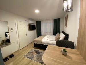 塞拉耶佛的住宿－Apartments HAN 2 Sarajevo，卧室配有一张床和一张桌子