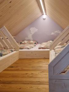 Postel nebo postele na pokoji v ubytování Apartmány U 3 Zbujů
