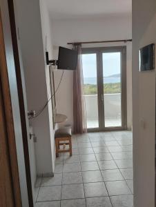 Cette chambre offre une vue sur une chambre dotée d'une fenêtre. dans l'établissement Panorama, à Elafonisi