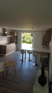 cocina con taburetes, mesa y ventana en Casa corti, en Corte