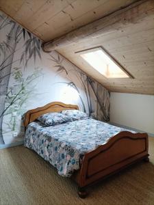 een slaapkamer met een bed in een kamer bij La Basse Aubin in Épinal