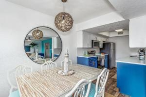 - une cuisine et une salle à manger avec une table et un miroir dans l'établissement 1634 Bulevar Menor, à Pensacola Beach