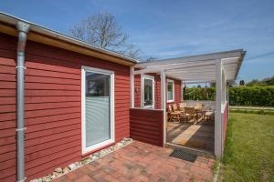 Casa roja con porche y patio en Holtdeel, en Gelting