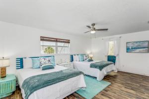- une chambre avec 2 lits et un ventilateur de plafond dans l'établissement 1634 Bulevar Menor, à Pensacola Beach