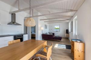uma cozinha e sala de estar com uma mesa e um sofá em Holtdeel em Gelting