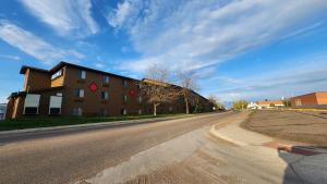 an empty street in front of a building at Grizzly Inn in Great Falls
