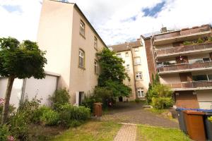 ein Apartmenthaus mit einer Einfahrt davor in der Unterkunft Central located Apartments in Bergisch Gladbach