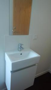 y baño con lavabo blanco y espejo. en Fox Hotel en Reikiavik