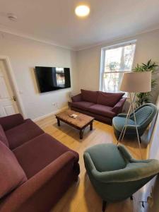 Μια τηλεόραση ή/και κέντρο ψυχαγωγίας στο 5 Bed Modern Cheltenham Town Centre Home +21 φωτογραφίες