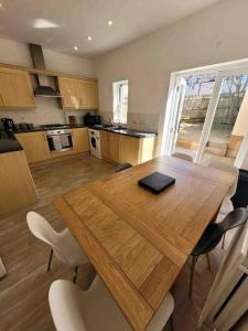 Η κουζίνα ή μικρή κουζίνα στο 5 Bed Modern Cheltenham Town Centre Home