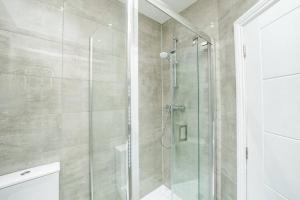 Newly Renovated Modern 4 Bed 3 Bath Apartment London