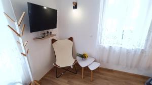 Televízia a/alebo spoločenská miestnosť v ubytovaní Rooms Diana