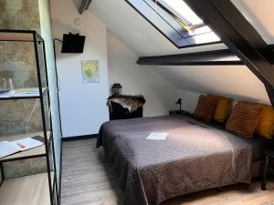 ein Schlafzimmer mit einem Bett im Dachgeschoss in der Unterkunft Bed&Breakfast Jonker in Burgh Haamstede