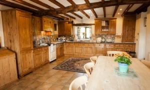 una cocina grande con mesa y sillas. en Bradstones, en Wirksworth