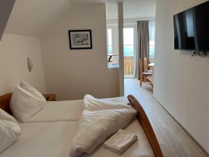 a hotel room with a bed and a television at Wohlfühl Hotel Wiesenhof in Grafendorf bei Hartberg