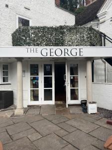 ブリッジノースにあるThe Georgeのジョージを読む看板のある建物