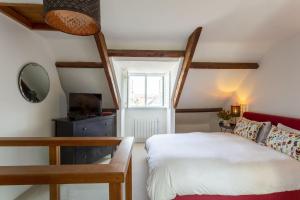 1 dormitorio con cama, mesa y espejo en Start Way, en Kingsbridge
