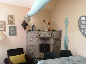 - un salon avec une cheminée, une table et des chaises dans l'établissement São Braz Terrace, à Landim