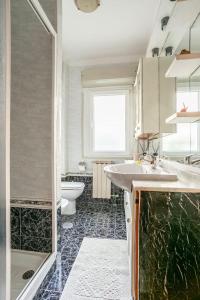 bagno con lavandino, doccia e servizi igienici di CASA AGATA A DUE PASSI DAL MARE a Santa Marinella