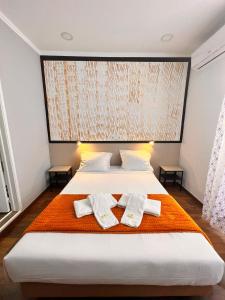 sypialnia z łóżkiem z dwoma ręcznikami w obiekcie Pensao Nova Goa w Lizbonie
