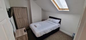 Postel nebo postele na pokoji v ubytování APARTMENT in CENTRAL DONCASTER