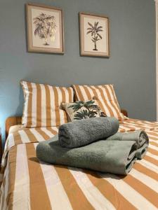 Una cama con dos almohadas encima. en Maison avec spa et jardin, en Schœlcher