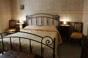 1 dormitorio con 1 cama grande y 2 mesitas de noche en Palazzo Vitrano - tourist apartment, en Catania