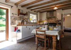 Virtuvė arba virtuvėlė apgyvendinimo įstaigoje Throstle Nest Barn