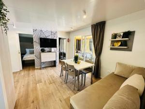 比奥格勒·纳·莫鲁Iris Holiday Homes的带沙发和桌子的客厅