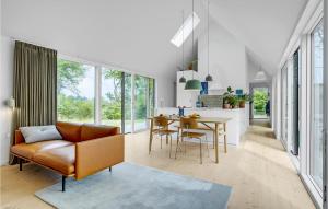 Χώρος καθιστικού στο Awesome Home In Fårevejle With Kitchen