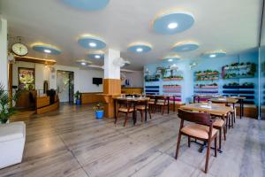 En restaurant eller et andet spisested på Satkar Retreat by Le Pension Stays
