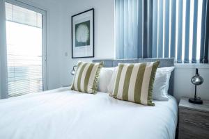 Postel nebo postele na pokoji v ubytování Bayard Apartments - Two Bedroom - Duplex Penthouse Apartment