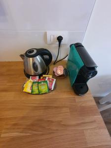 Una tetera y una bolsita de té sobre un suelo de madera en RESIDENZA LA RUGA Matilde & Eleonora Apartments Lake, en Verbania