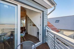 a balcony with a view of the ocean from a house at Wohnung in Baddeckenstedt mit Balkon & Aussicht in Baddeckenstedt