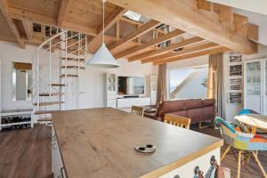 cocina y sala de estar con techo de madera en Wohnung in Baddeckenstedt mit Balkon & Aussicht en Baddeckenstedt