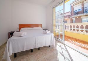 - une chambre avec un lit et une grande fenêtre dans l'établissement HomeHolidaysRentals Dita- Costa Barcelona, à Palafolls