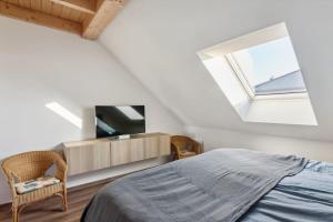 ein Schlafzimmer mit einem Bett und einem großen Fenster in der Unterkunft Wohnung in Baddeckenstedt mit Balkon & Aussicht in Baddeckenstedt