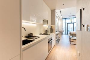 Kuchyň nebo kuchyňský kout v ubytování LUXFolio Retreats - Luxury Studio Apartment